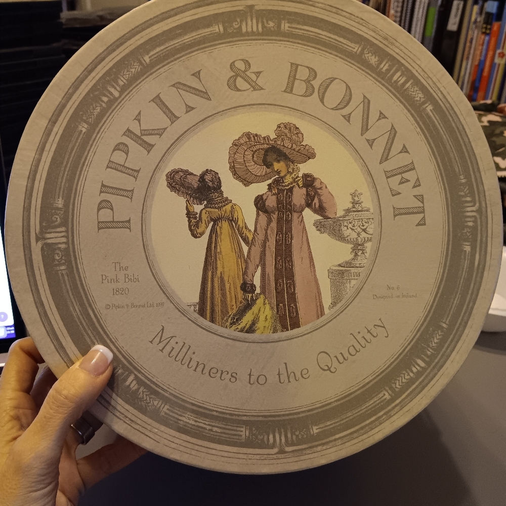 Pipkin and bonnet mini hat box in New condition